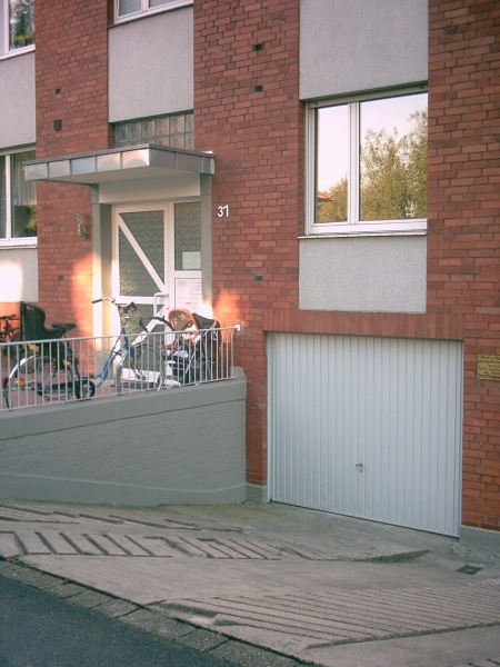 01. Eingang Nr. 31 mit Garage