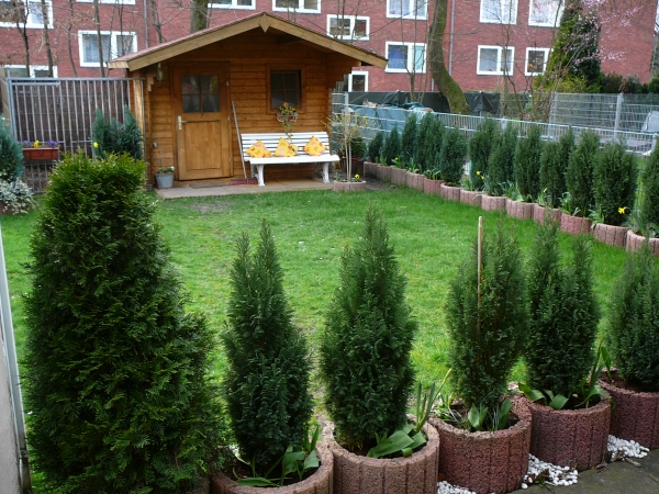24. Blick aufs Grundstck mit Zwinger und Gartenhaus (gehrt jetziger Mieterin)